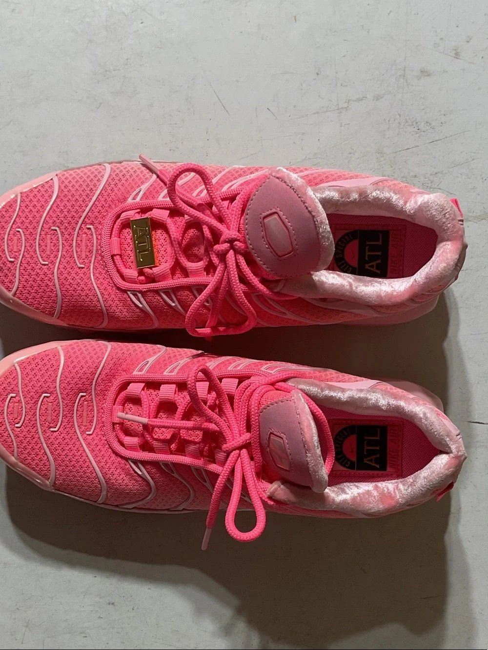 Women size 8 Atlanta pink NIKE Air max sneakers